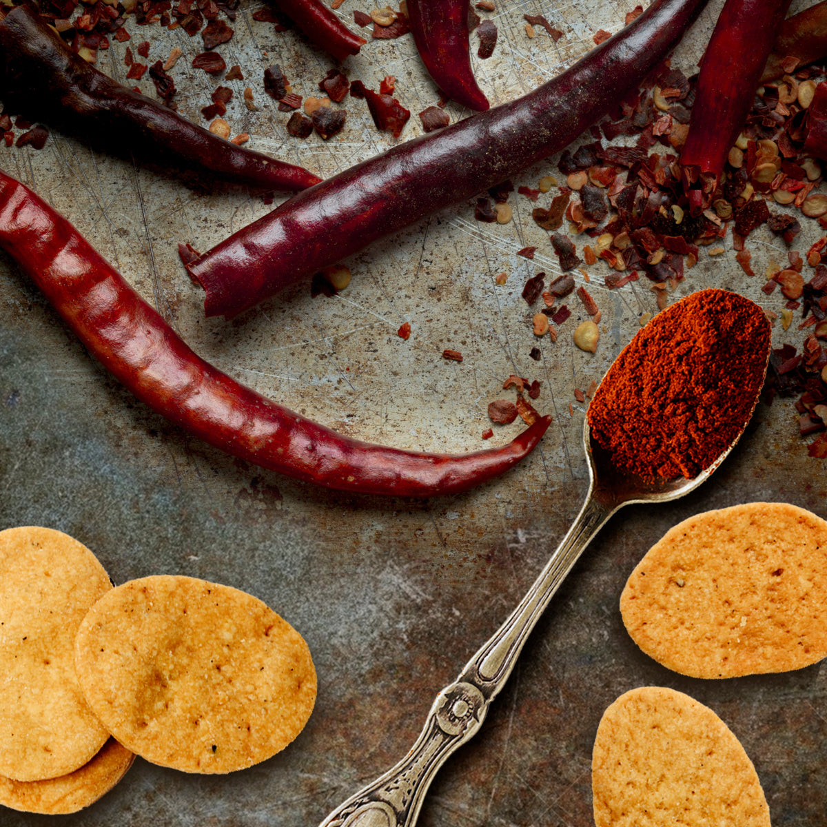 Crackers veganos artesanos con pimentón ahumado picante y aceite de oliva.