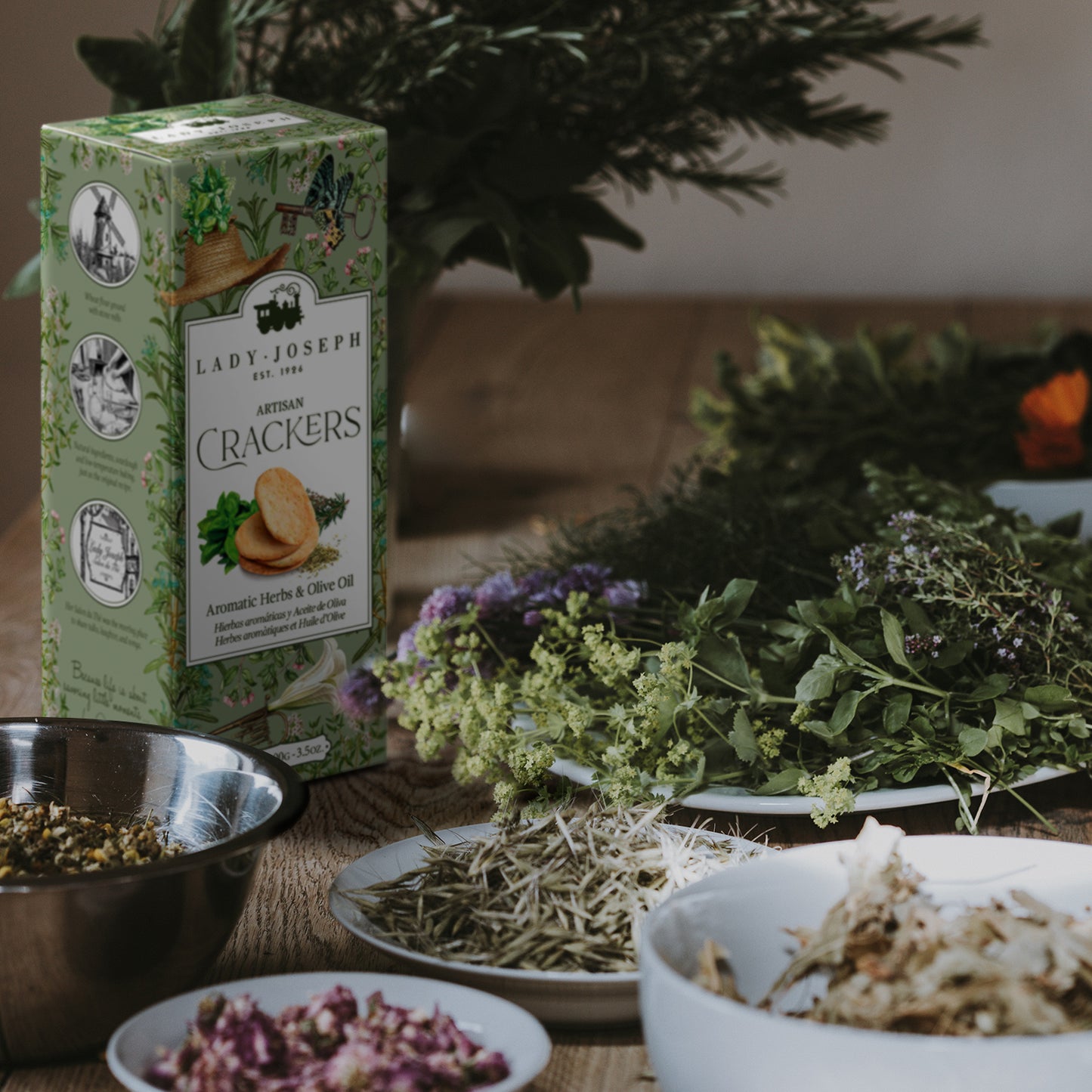 Crackers végétaliens artisanaux à l'huile d'olive et aux herbes aromatiques.