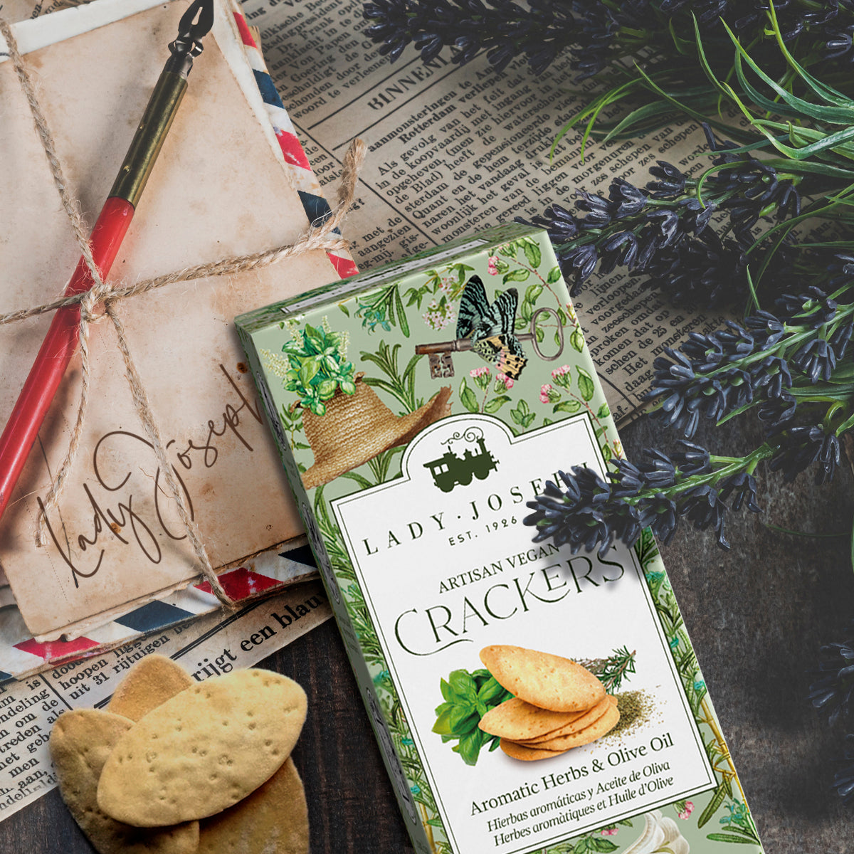 Crackers végétaliens artisanaux à l'huile d'olive et aux herbes aromatiques.