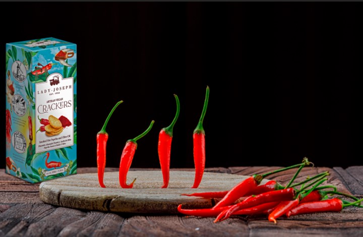 Crackers végétaliens artisanaux au paprika fumé épicé et à l'huile d'olive.
