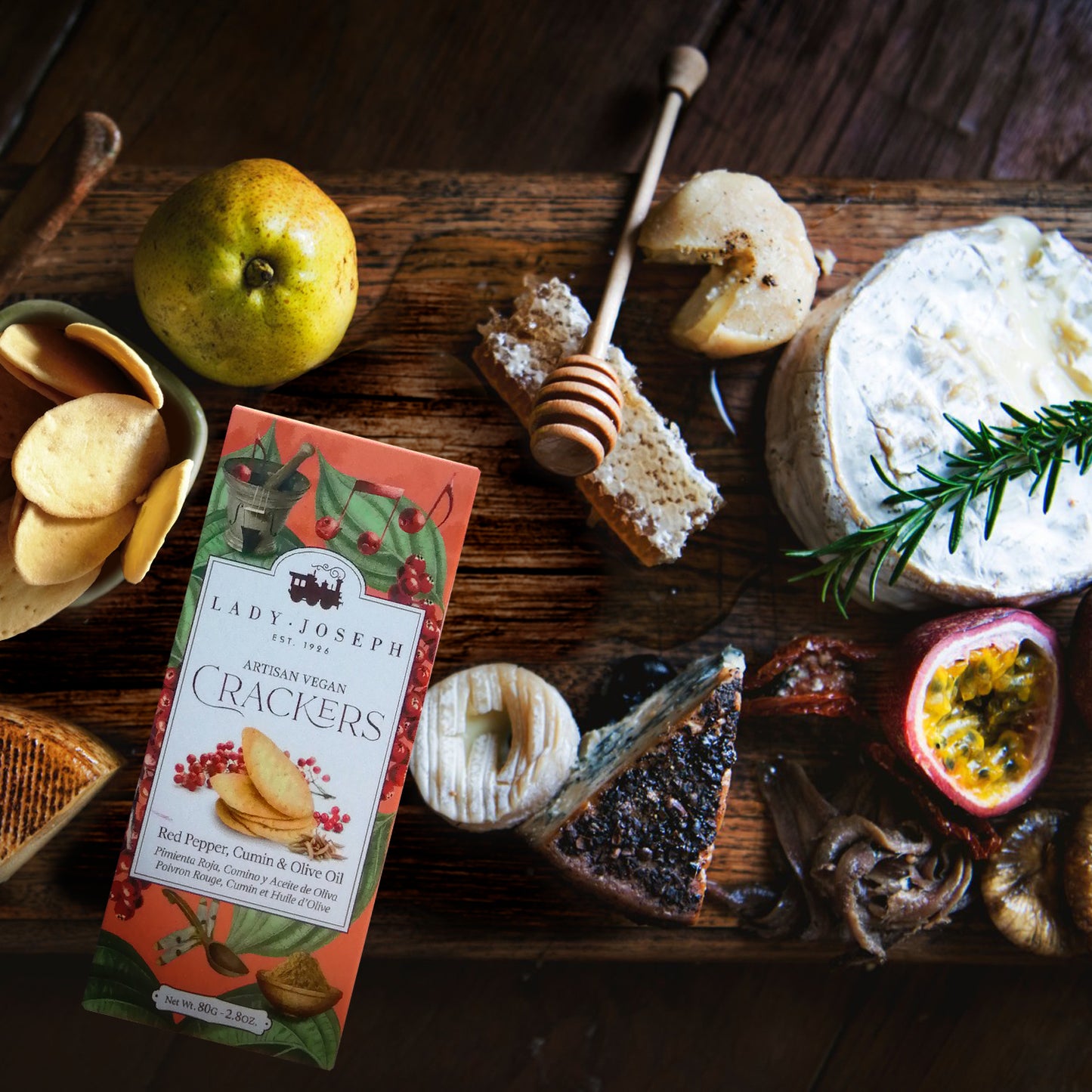 Crackers végétaliens au poivron rouge, au cumin et à l'huile d'olive