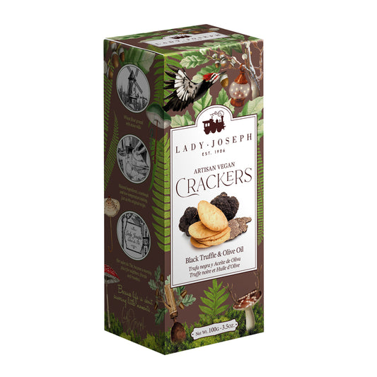 Crackers végétaliens faits à la main à la truffe noire et à l’huile d’olive.